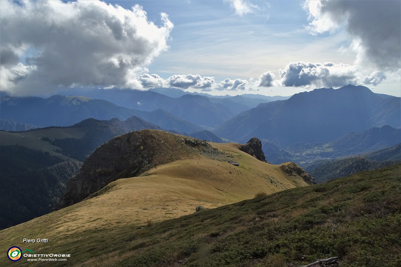 60 Risalgo per traccia su pratoni al Monte Mincucco (2001 m).JPG